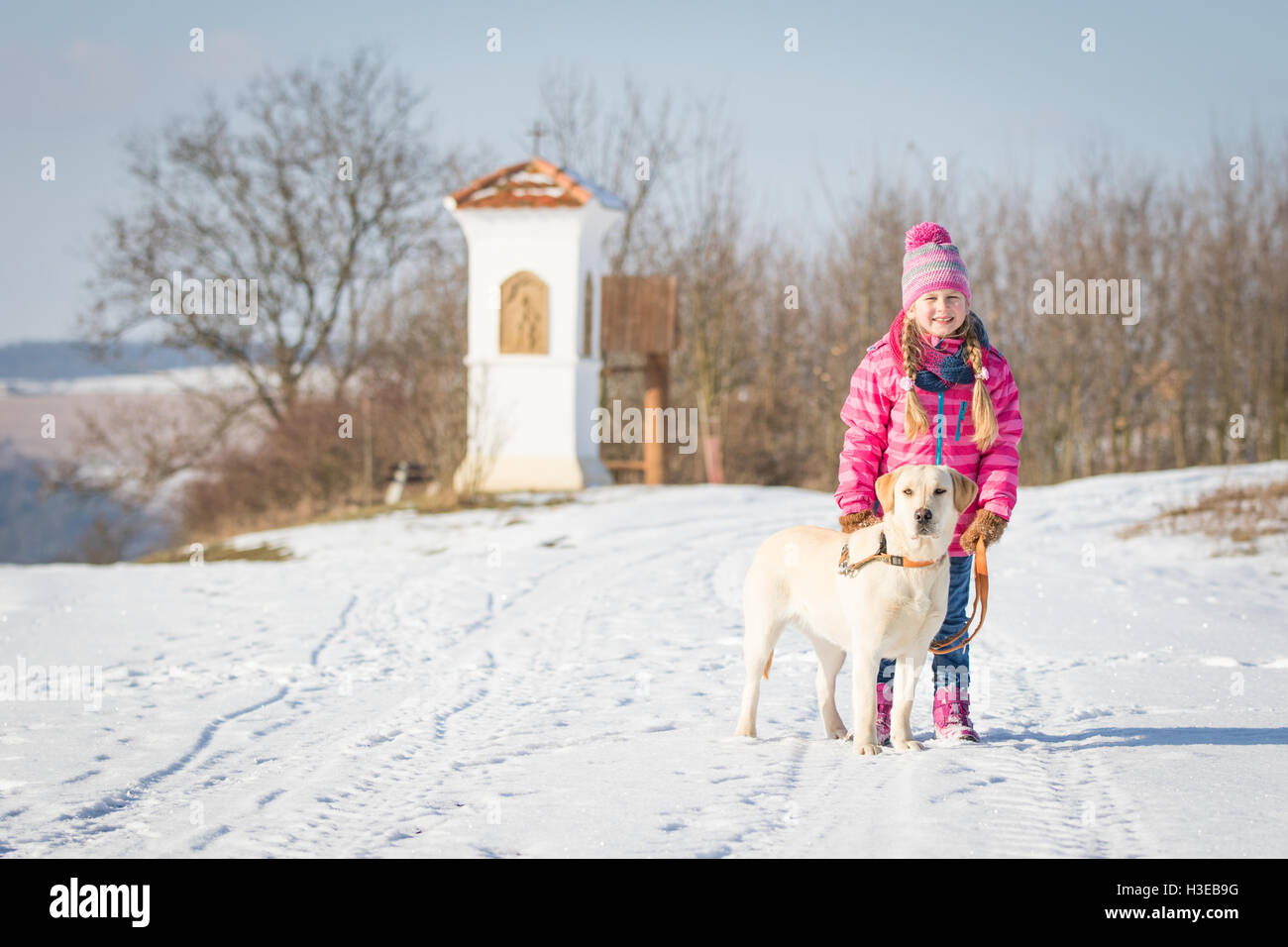 Happy aussehendes Mädchen mit Hund für einen Spaziergang im winter Stockfoto