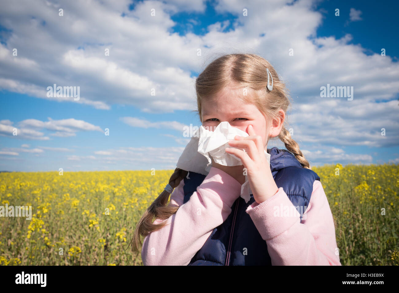Hübsches Mädchen nicht Gefühl gut ihre Nase weht und Pollenallergie leiden. Stockfoto