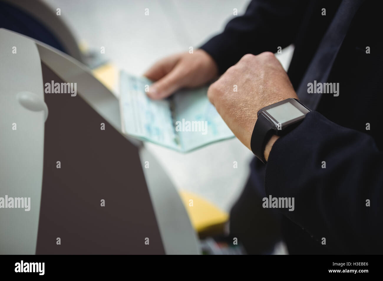 Geschäftsmann mit self-service Check-in Automaten Stockfoto