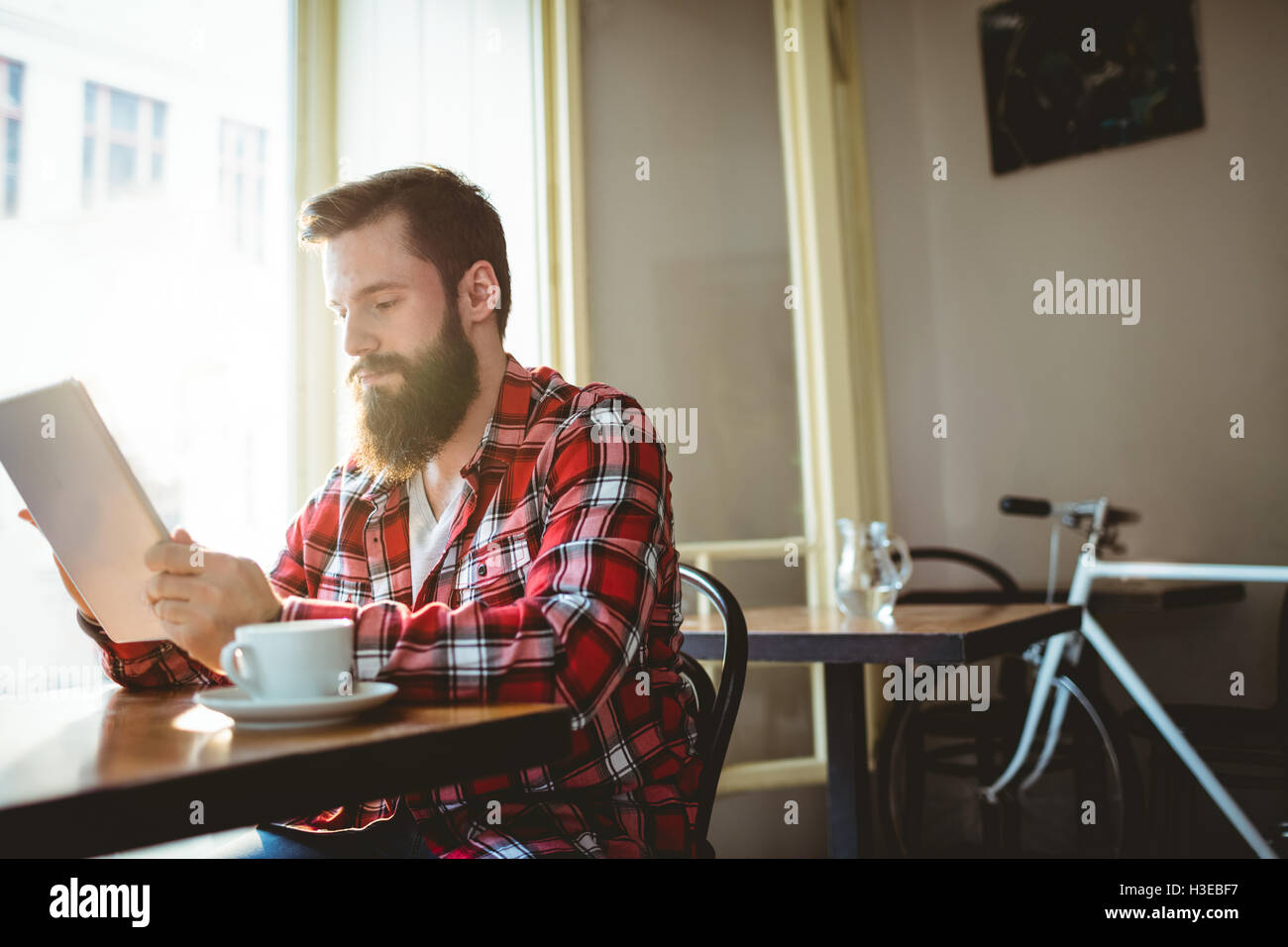 Hipster mit TabletPC im café Stockfoto