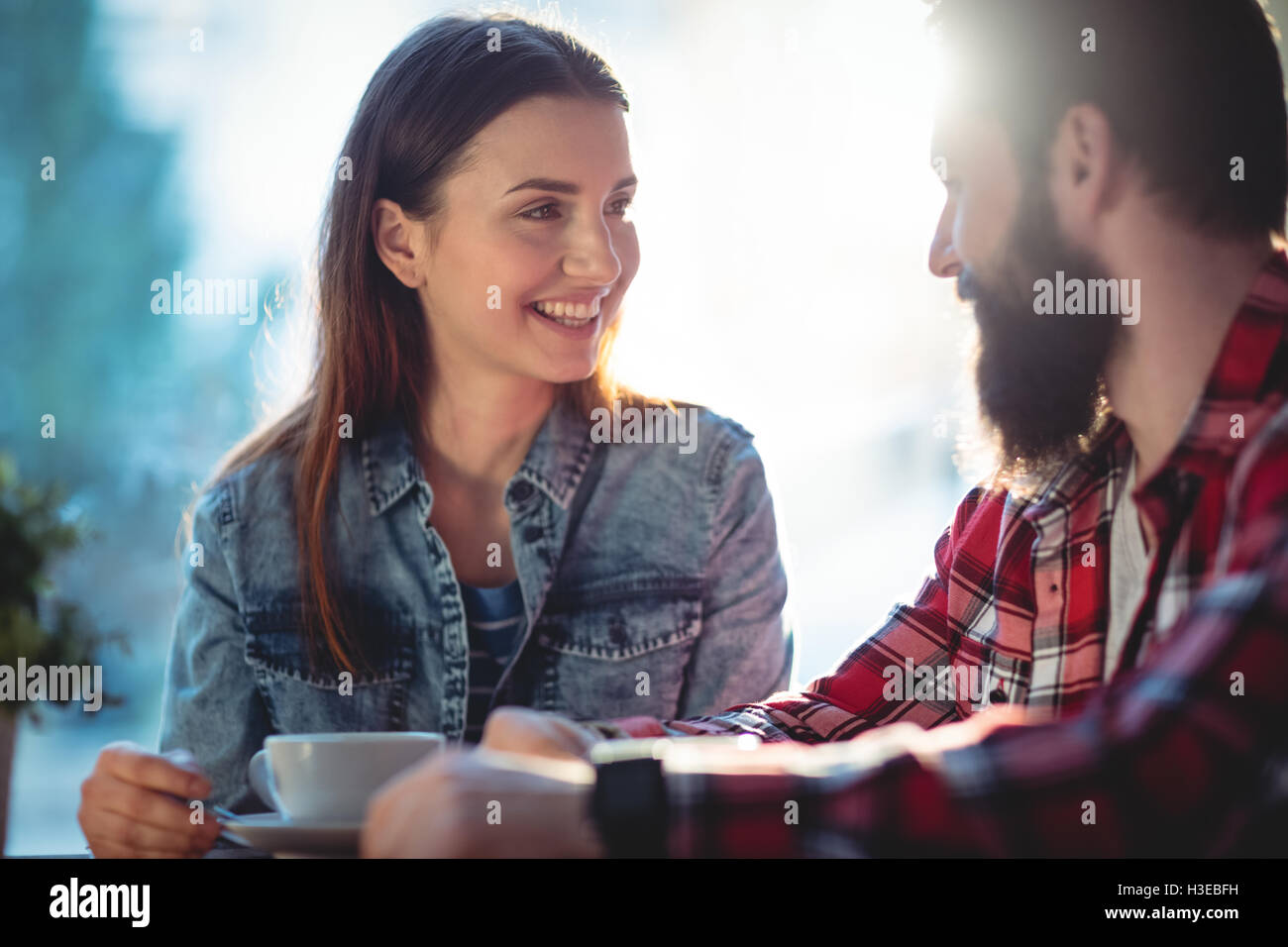 Glückliches Paar sprechen im café Stockfoto