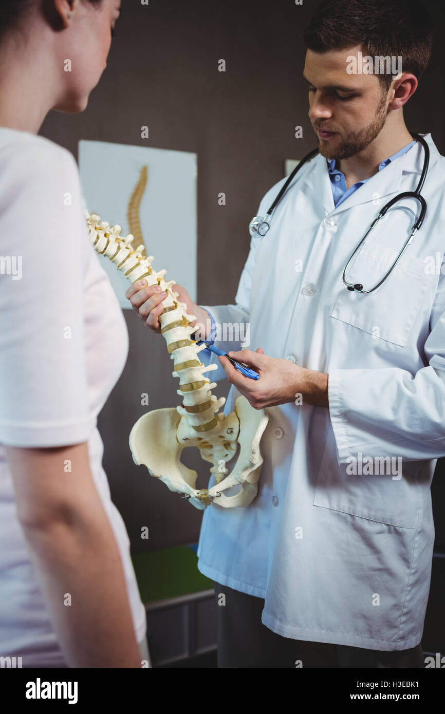 Physiotherapeut, Patienten zu erklären, die Wirbelsäule Stockfoto