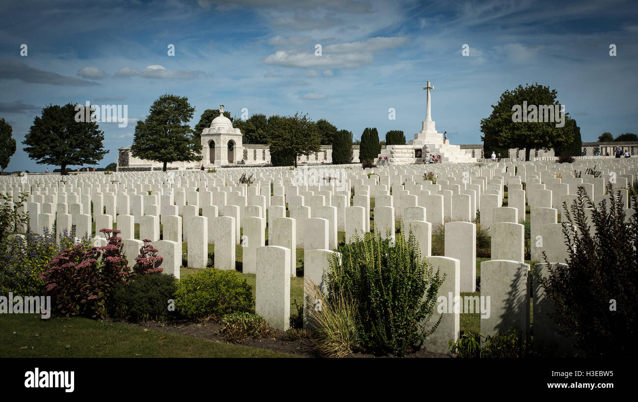 Blick über Tyne Cot Denkmal und Friedhof in der Nähe von Ypern, Belgien für die Gefallenen des ersten Weltkriegs Stockfoto