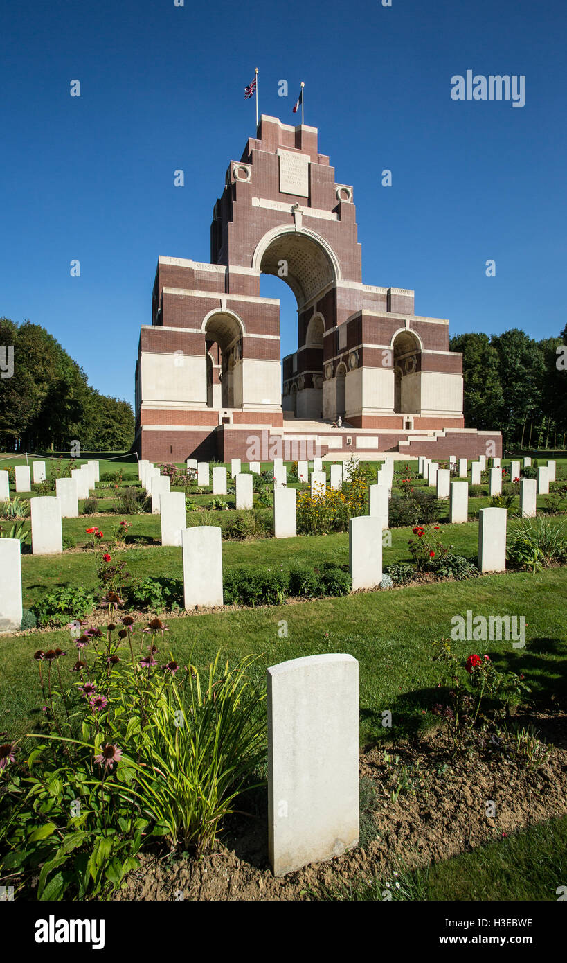 Blick über WWI Grabsteine in Richtung der Festschrift Thiepval-Denkmal in Frankreich entworfen von dem Architekten Edwin Lutyens Stockfoto