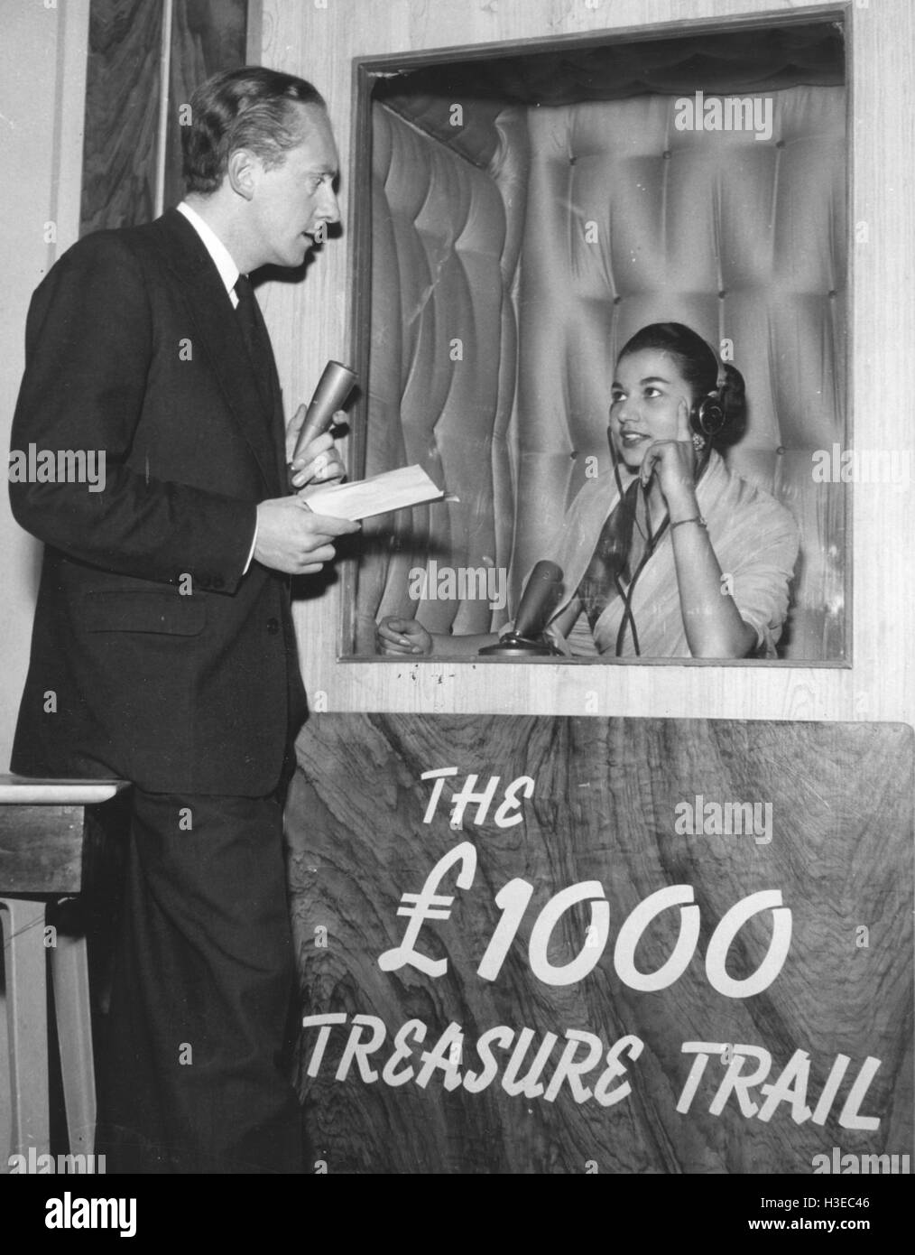 DOUBLE YOUR MONEY britischen ITV Quiz-Show mit Hughie Green links und Kandidat Robin Burke in die schalldichte box ca. 1963 Stockfoto