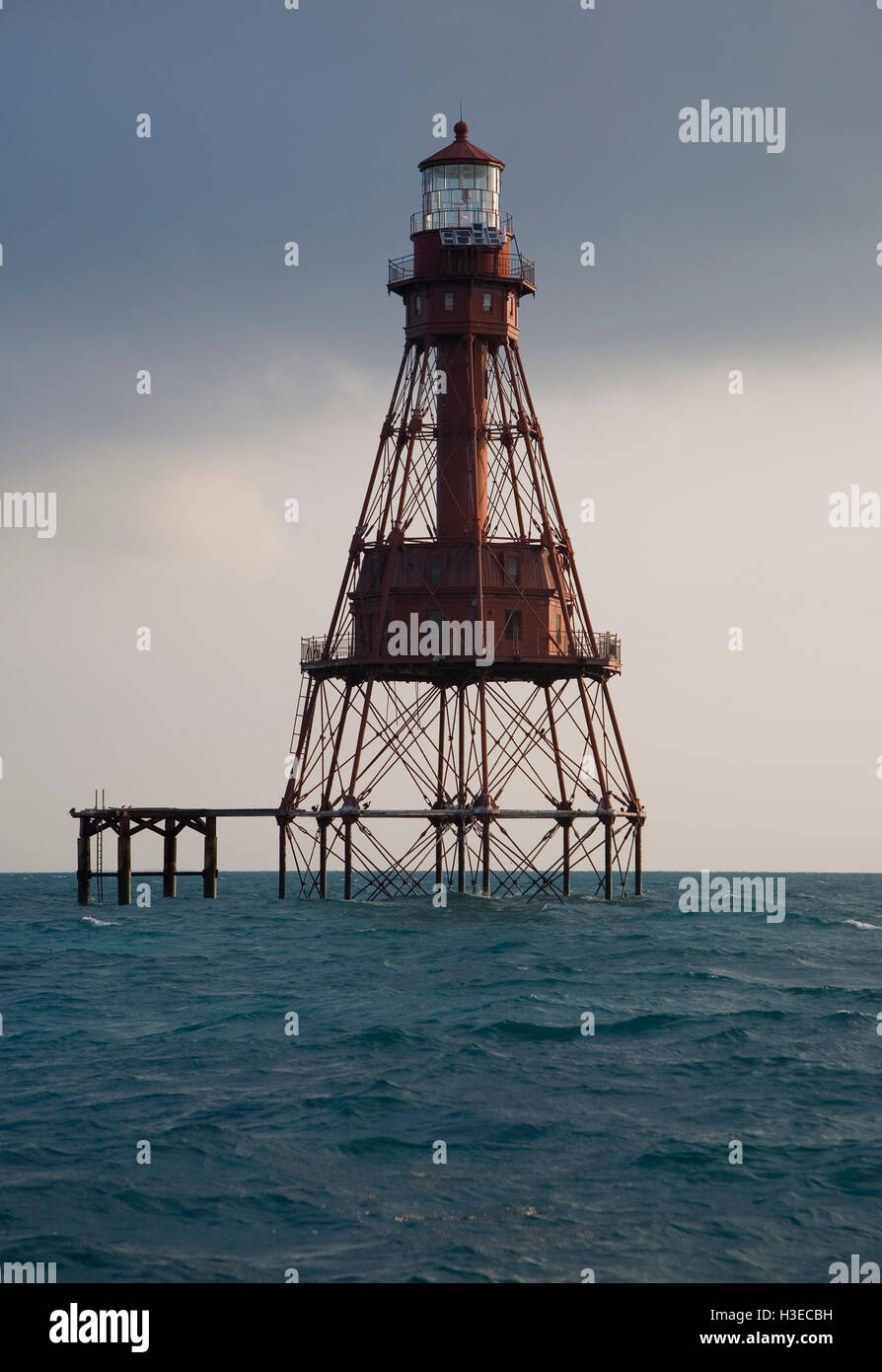 Floridas amerikanischen Shoal Lighthouse aus Sugarloaf Key in einem friedlichen Bild fangen das Licht der Morgendämmerung an einem dunstigen Tag auf See. Stockfoto