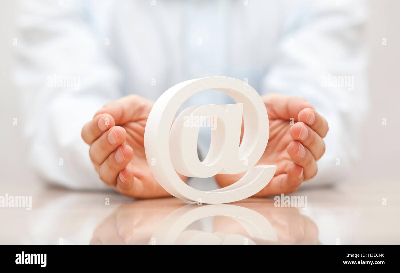 E-Mail-Symbol durch Hände geschützt Stockfoto