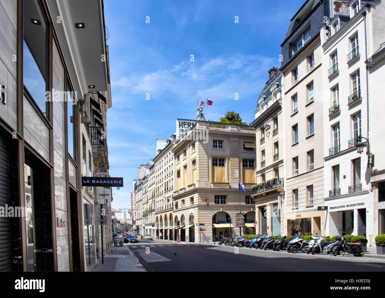 Luxuriöse Einkaufsstraße in Paris. Berühmte Marken-Geschäfte sind in der Ansicht. Stockfoto