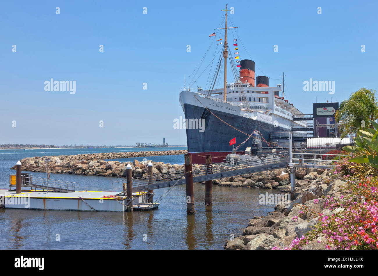 Das Schiff Queen Mary und ein russisches u-Boot vor Anker in Long Beach, Kalifornien. Stockfoto