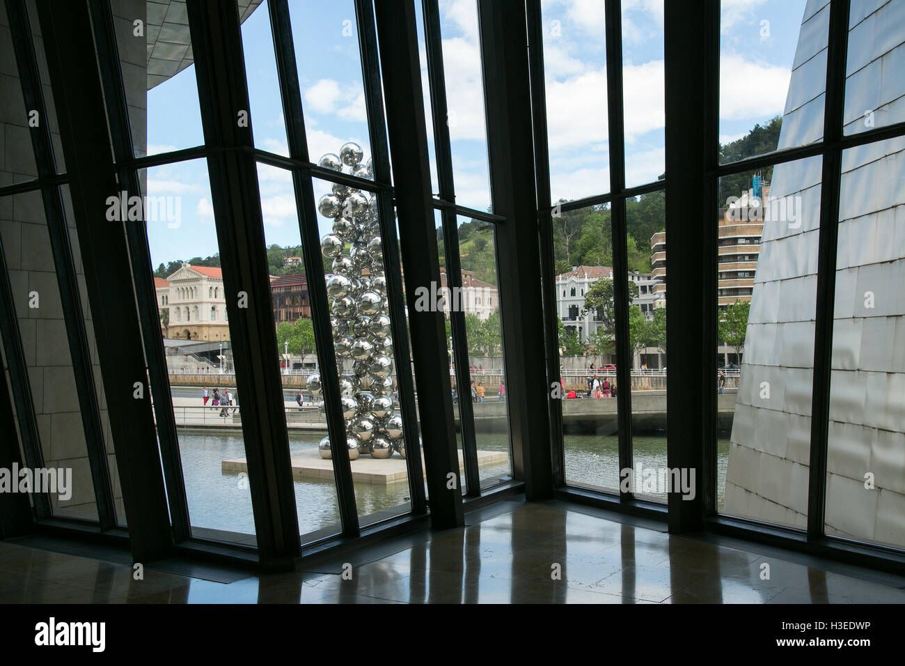 Im Guggenheim Museum mit Blick nach draußen in Bilbao, Spanien. Stockfoto