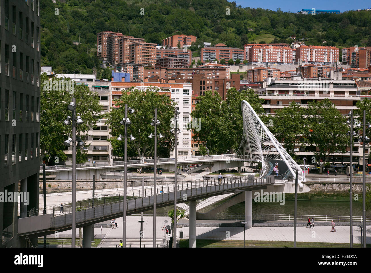 Zubizuri Brücke in Bilbao, Spanien. Stockfoto