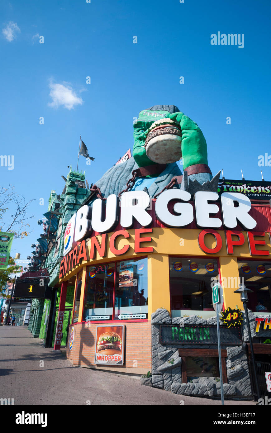 Eine bizarre Burger King Restaurant Franchise mit Frankenstein halten einen Burger auf Clifton Hill in Niagara Falls, Kanada Stockfoto
