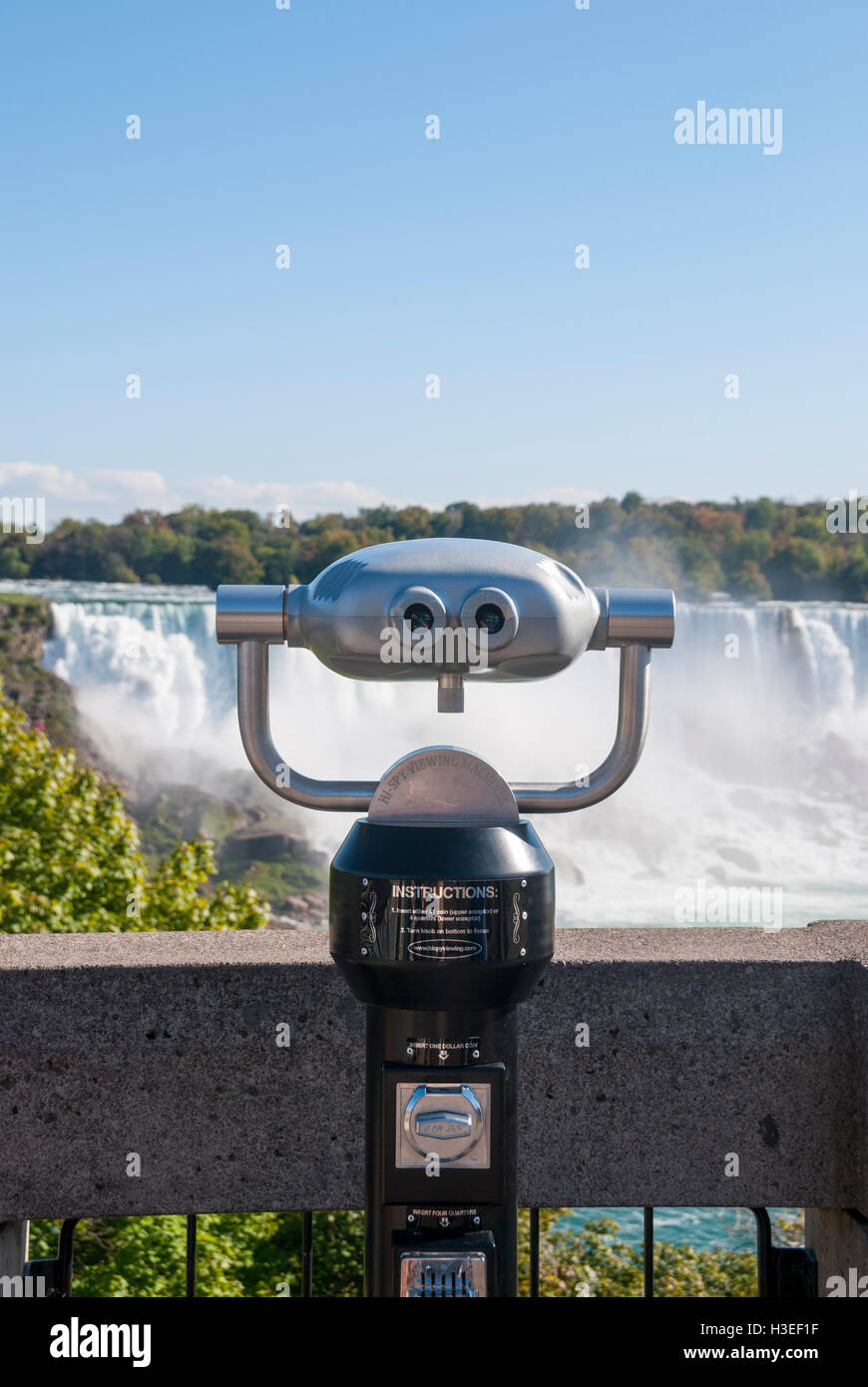 Münz-Fernglas für die Anzeige von den American Falls und andere Objekte von der kanadischen Seite von Niagara Falls Stockfoto
