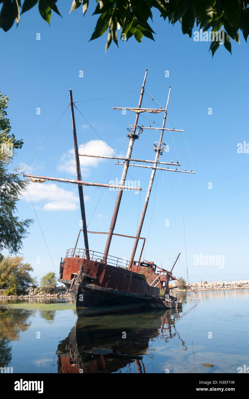 "La Grande Hermine" (The Big Wiesel) ist ein verlassener 140 Fuß Schiff eine beliebte Attraktion am Straßenrand und Neugier im Hafen von Jordan Stockfoto