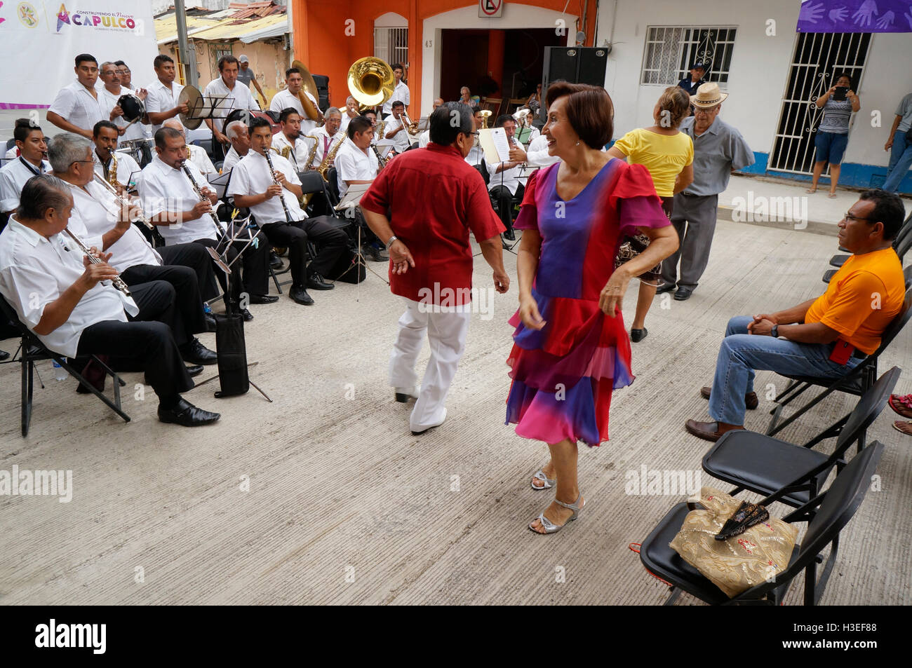 Ältere Paare tanzen in einer Gemeinschaft Straßenfest in Acapulco, Mexiko. Stockfoto