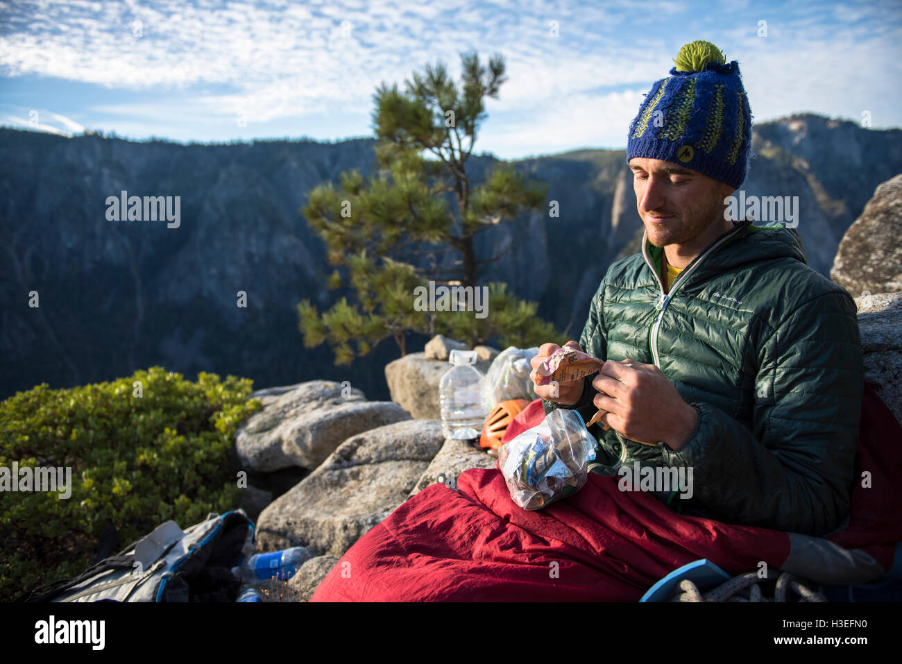 Zwei Männer hangin heraus auf die Oberseite El Capitan, Yosemite-Nationalpark. Stockfoto