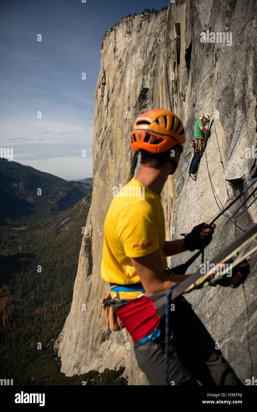 Zwei Männer frei klettern eine große Mauer-Route am El Capitan im Yosemite nationalen Prk in der Sierra Nevada Mountains, Kalifornien. Stockfoto