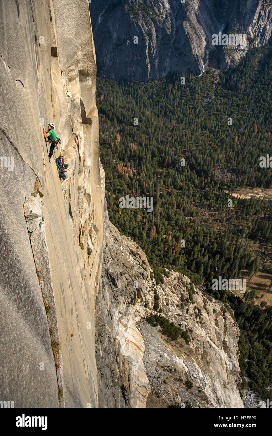 Zwei Männer frei klettern eine große Mauer-Route am El Capitan im Yosemite nationalen Prk in der Sierra Nevada Mountains, Kalifornien. Stockfoto