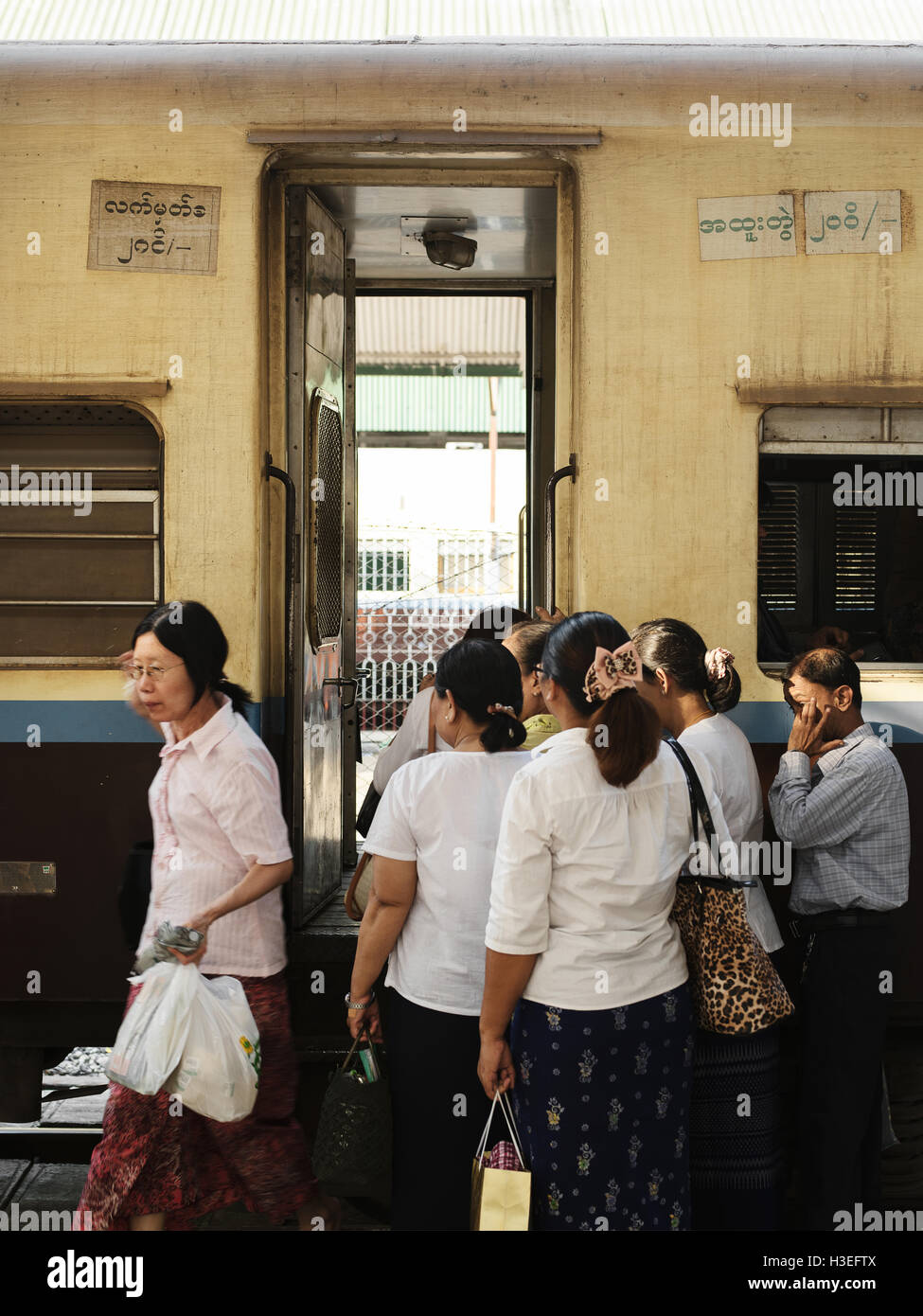 Frauen warten in der Schlange für den Circle Line-Zug am Bahnhof in Yangon, Myanmar (Burma). Stockfoto
