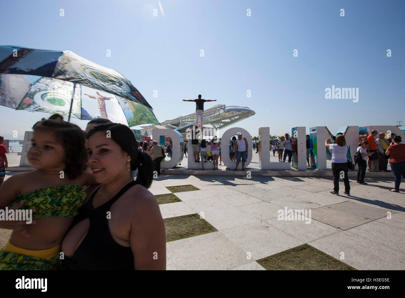 Menschen genießen den sonnigen Tag am Pier Maua neben der revitalisierte Praca Maua (Maua Quadrat) in der Innenstadt von Rio De Janeiro, Brasilien, eine ehemaligen degradiert Bereich urbaner Gewalt und Prostitution als Bestandteil der Porto Maravilha Projekt (wunderbare Port Program), Revitalisierung der Stadt Port Zone - The Museum of Tomorrow (Museu Do Erholungs-) im Hintergrund, ein Wissenschaftsmuseum von spanischen Neofuturistic Architekten Santiago Calatrava entworfen. Stockfoto