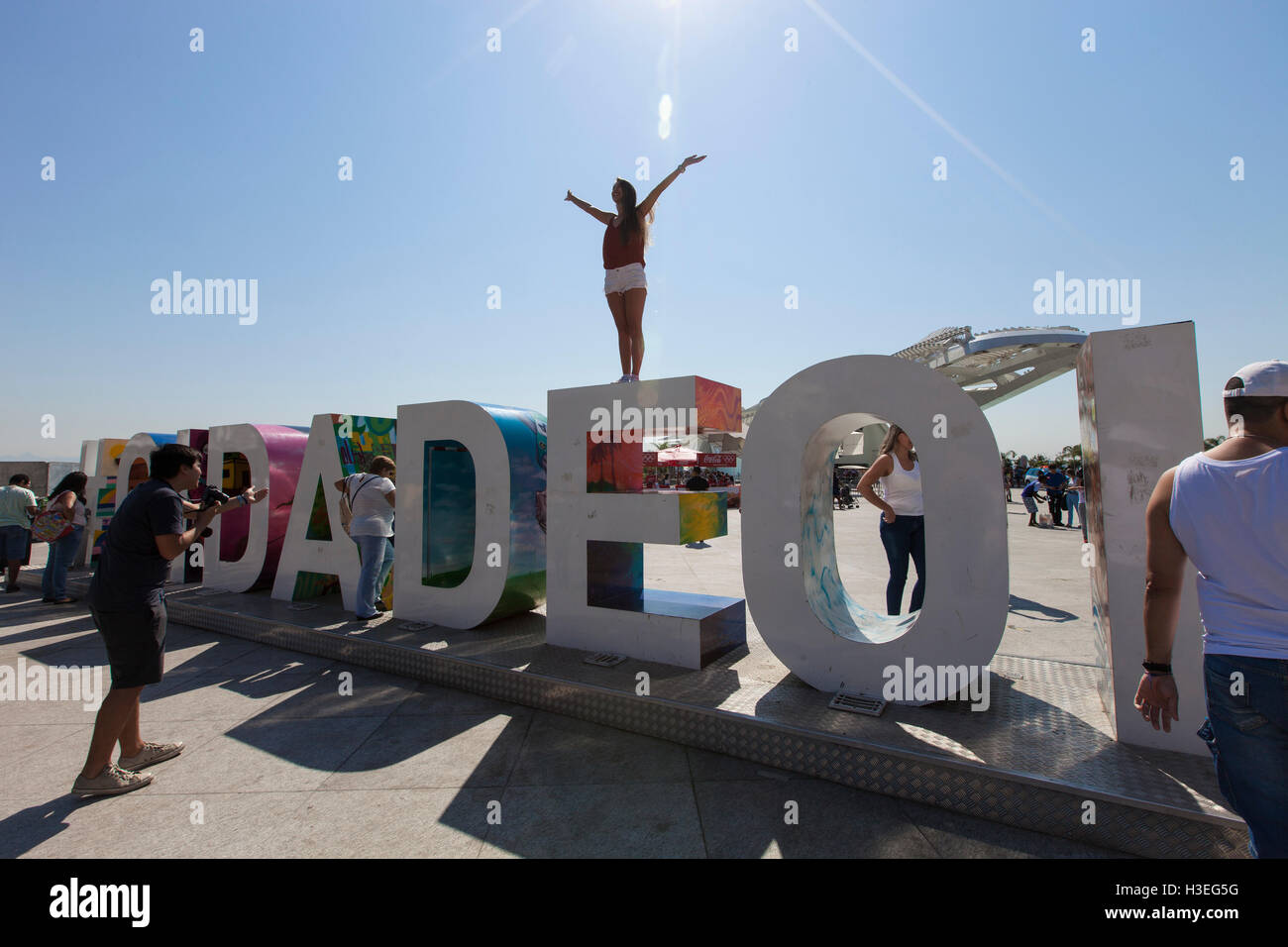 Menschen genießen den sonnigen Tag am Pier Maua neben der revitalisierte Praca Maua (Maua Quadrat) in der Innenstadt von Rio De Janeiro, Brasilien, eine ehemaligen degradiert Bereich urbaner Gewalt und Prostitution als Bestandteil der Porto Maravilha Projekt (wunderbare Port Program), Revitalisierung der Stadt Port Zone - The Museum of Tomorrow (Museu Do Erholungs-) im Hintergrund, ein Wissenschaftsmuseum von spanischen Neofuturistic Architekten Santiago Calatrava entworfen. Stockfoto