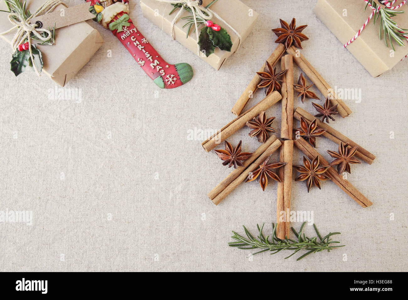 Weihnachtsbaum aus Stern Anis und Zimt mit Eco Geschenkkartons, Textfreiraum Hintergrund toning sticks Stockfoto