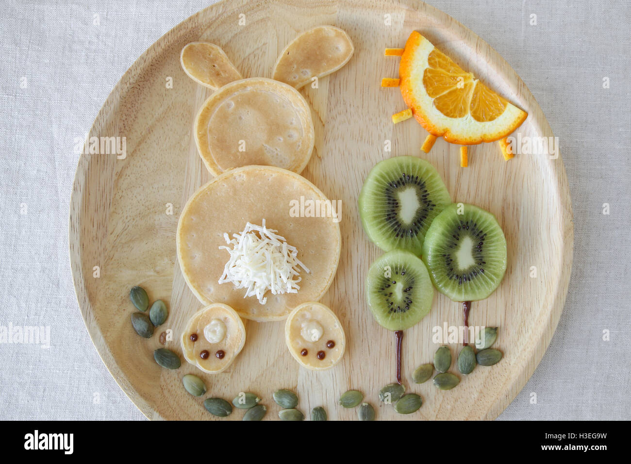 Hase-Pancake-Frühstück, lustige Essen Kunst für Kinder Stockfoto