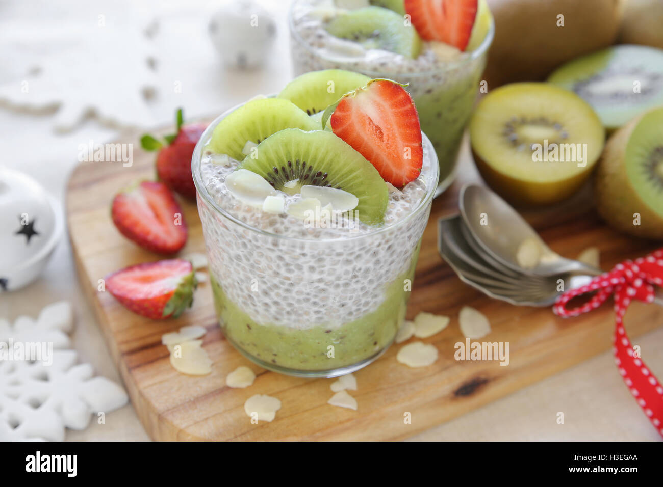 Hausgemachte Chia Samen Pudding mit Kiwi und Erdbeeren, Weihnachtsfrühstück Stockfoto