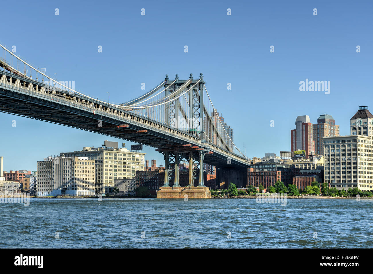 Blick auf die Manhattan Bridge aus East Side von Manhattan, New York gesehen. Stockfoto