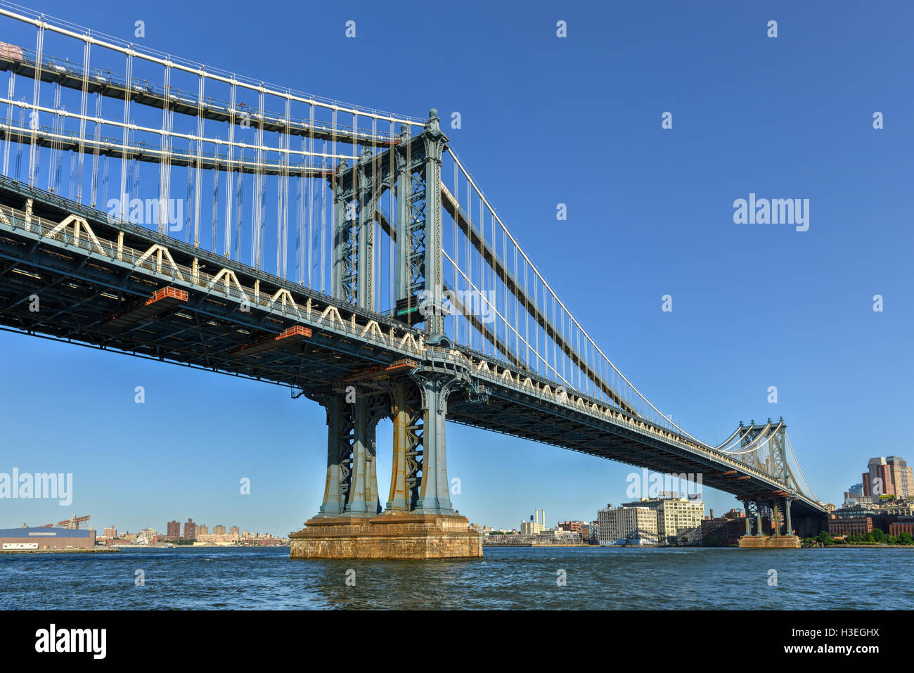 Blick auf die Manhattan Bridge aus East Side von Manhattan, New York gesehen. Stockfoto