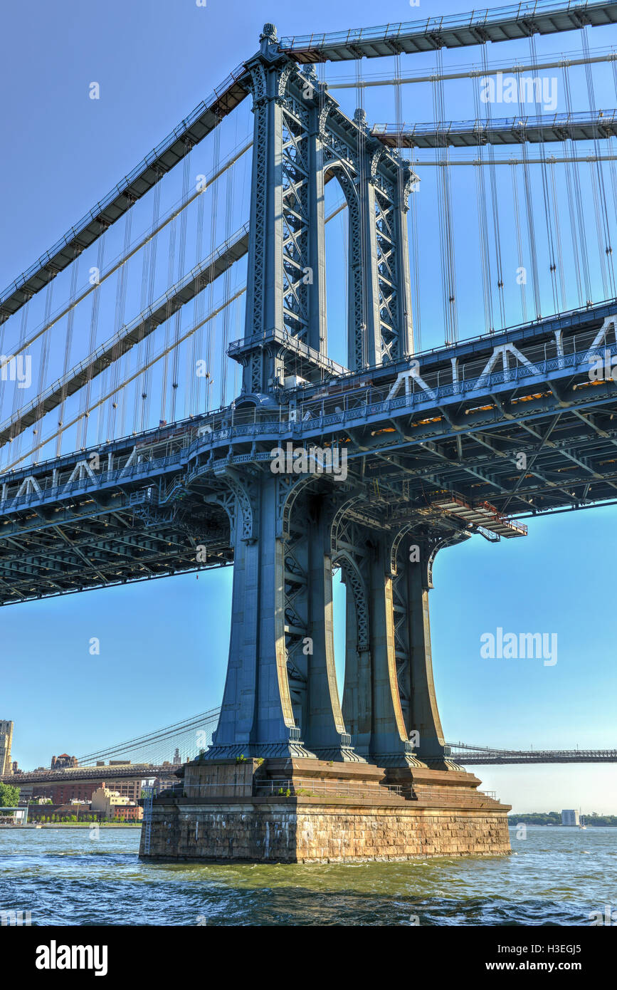 Blick auf die Manhattan Bridge aus East Side von Manhattan, New York gesehen. Stockfoto