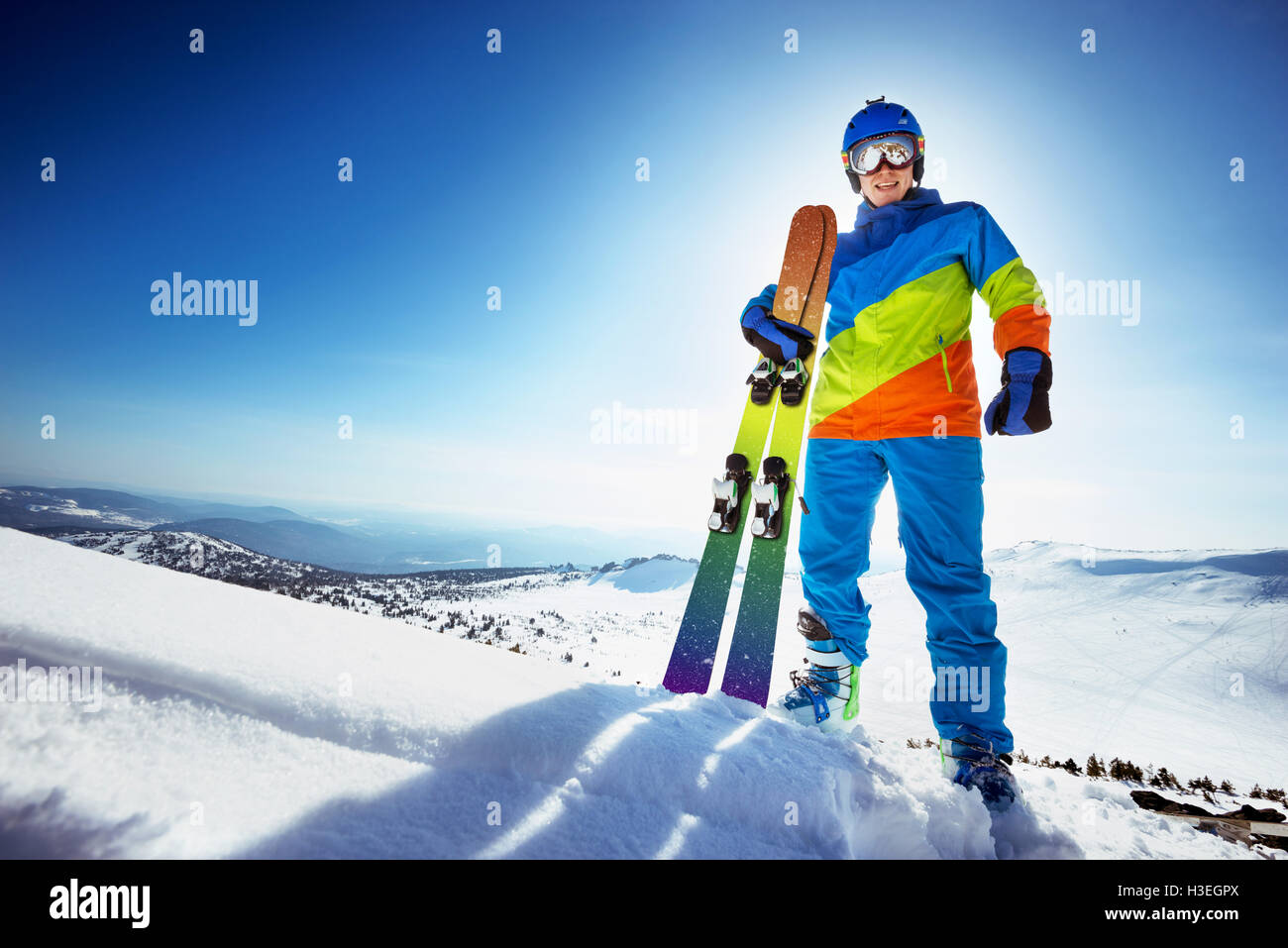 Glücklich Skifahrer in bunten Kleidern mit ski Stockfoto