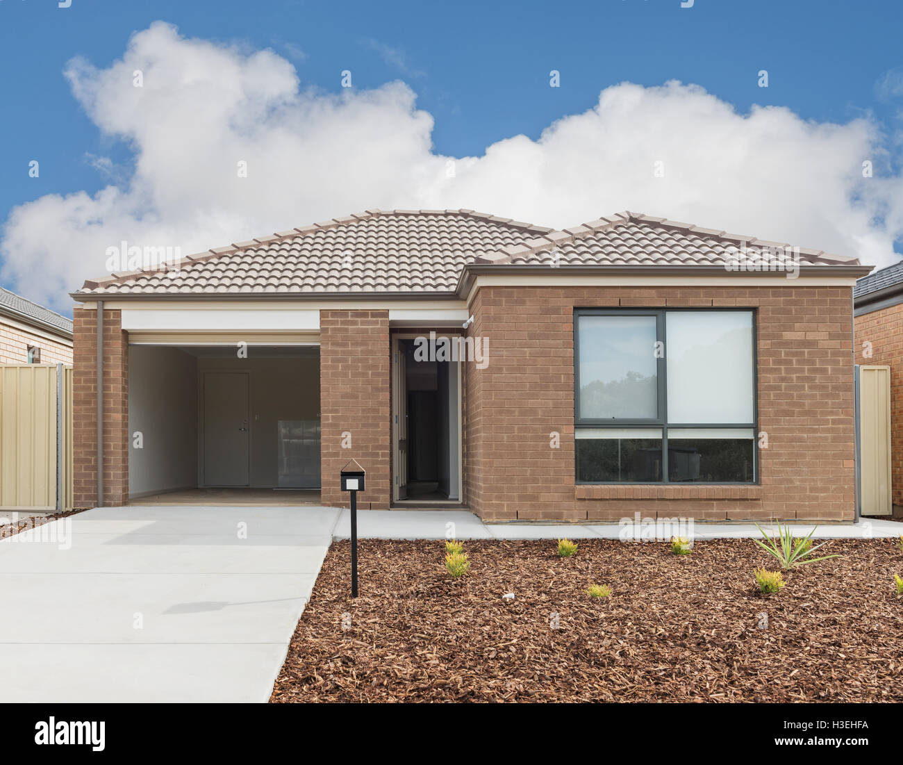 Typische Fassade ein modernes Vorstadthaus Stockfoto