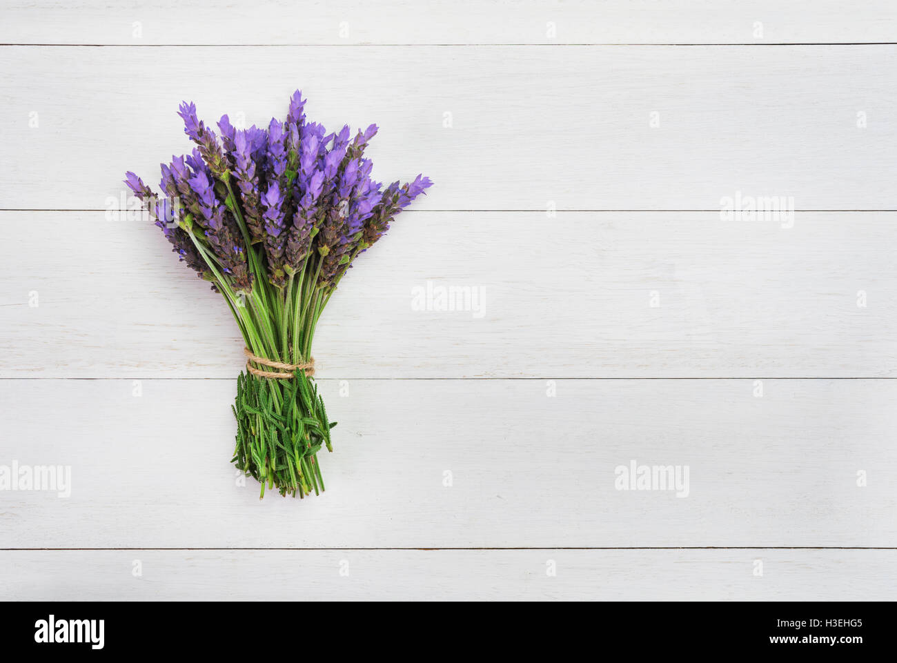 Bündel von Lavendelblüten auf auf Vintage Holz-Hintergrund Stockfoto