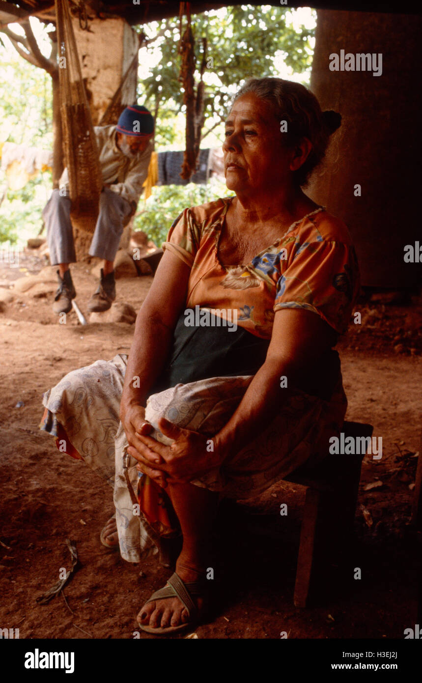 AN, EL SALVADOR, FEB 1984: - Innerhalb der FPL Guerilla Zones of Control - besorgt ein paar Hilfeleistung über den Verlauf des Krieges. Stockfoto