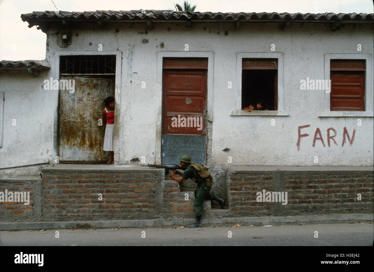 USULATAN, EL SALVADOR, März 1982: Straße Kampf zwischen Armee & Guerilla, Usulatan. Stockfoto