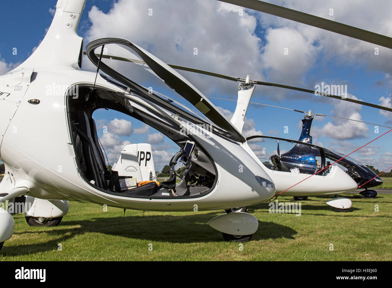 RotorSport Cavalon Gyrocopter mit zwei anderen Gyrokopter hinter. Stockfoto