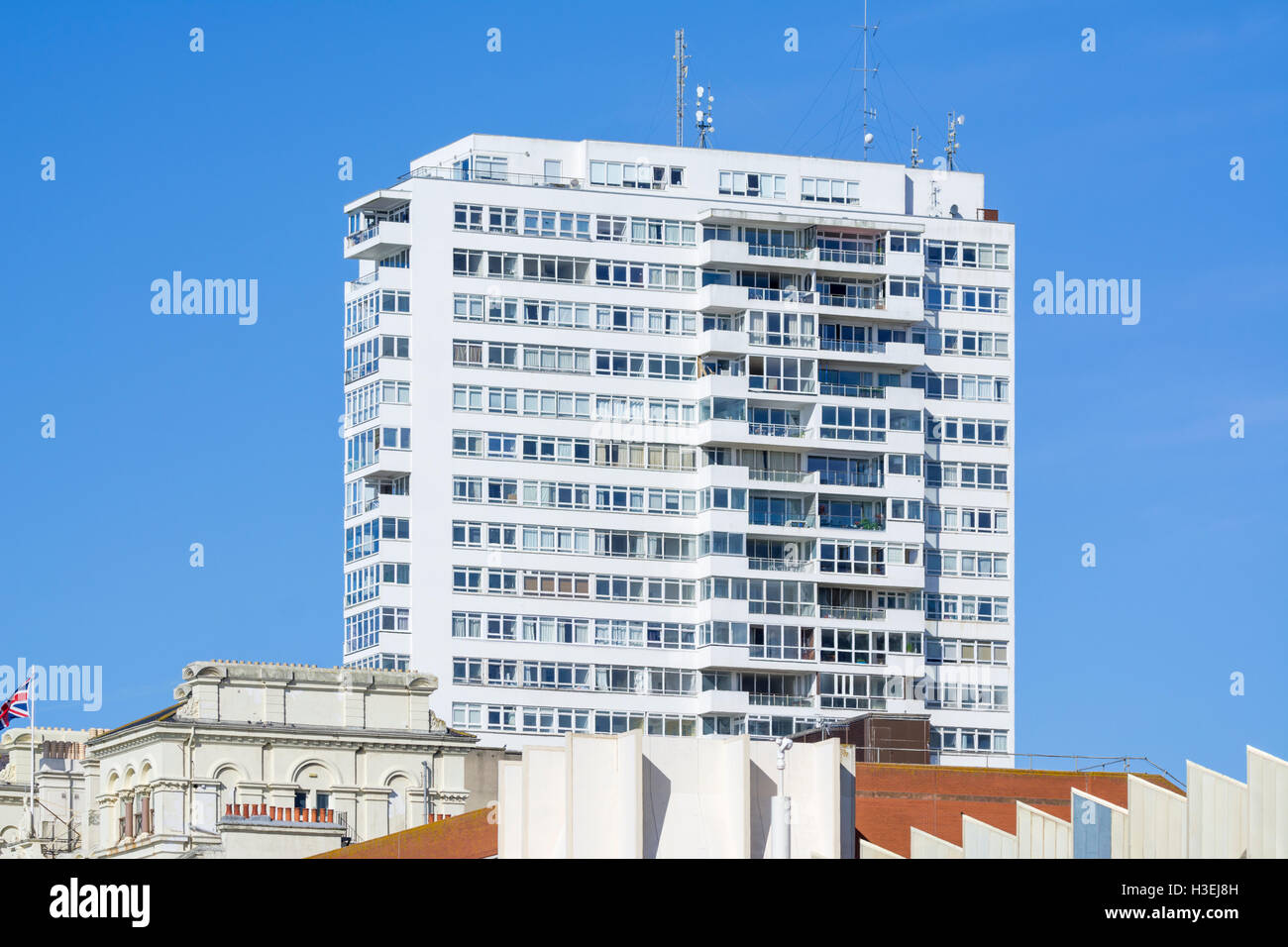 High-Rise Gebäude Bürohaus mit Gehäuse im Vordergrund in Brighton, East Sussex, England, UK. Stockfoto