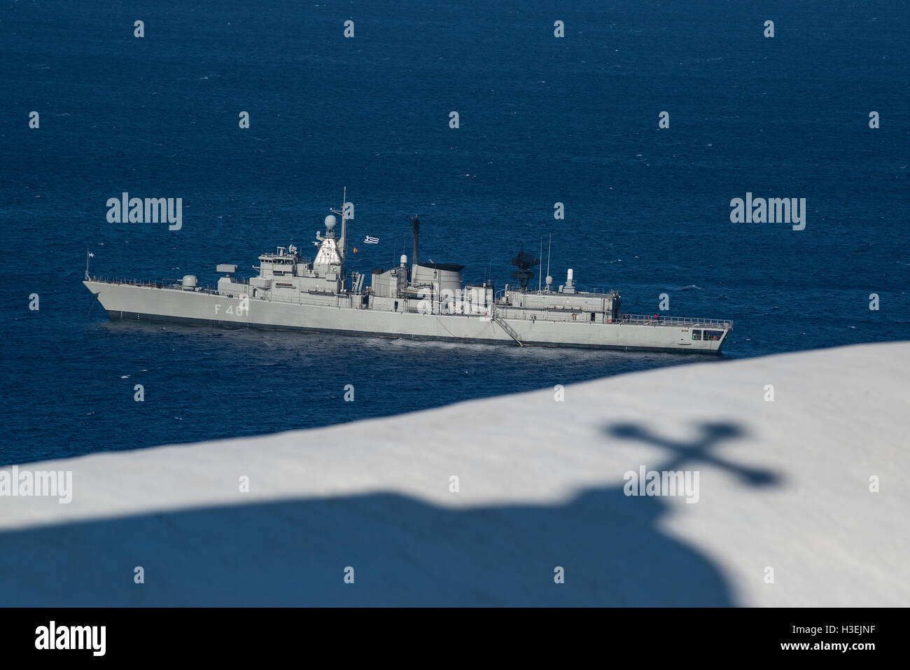 Ansicht der Griechischen Marine Fregatte auf der griechischen Insel Astypalea in die Ägäis. Stockfoto