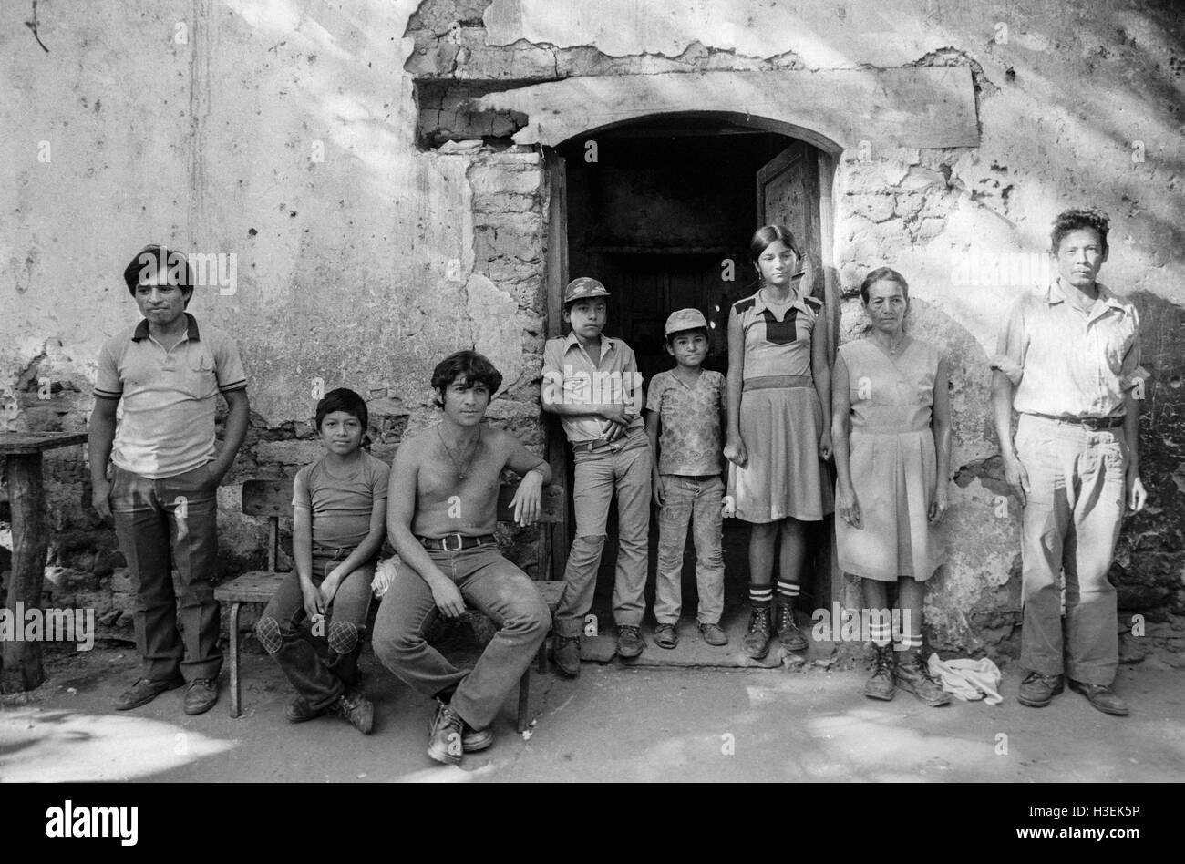 CHALATENANGO, EL SALVADOR, FEB 1984: - innerhalb der FPL-Guerilla Zones of Control - eine Familiengruppe. Stockfoto