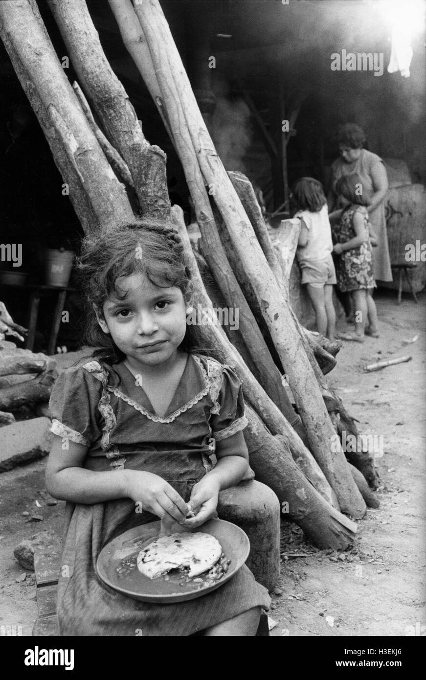 SANTA TECLA, EL SALVADOR, Mai 1986: Vertriebene Familie, Santa Tecl Zuflucht, San Salvador.  Viele der Vertriebenen sind seit vier Jahren in Lagern. Stockfoto