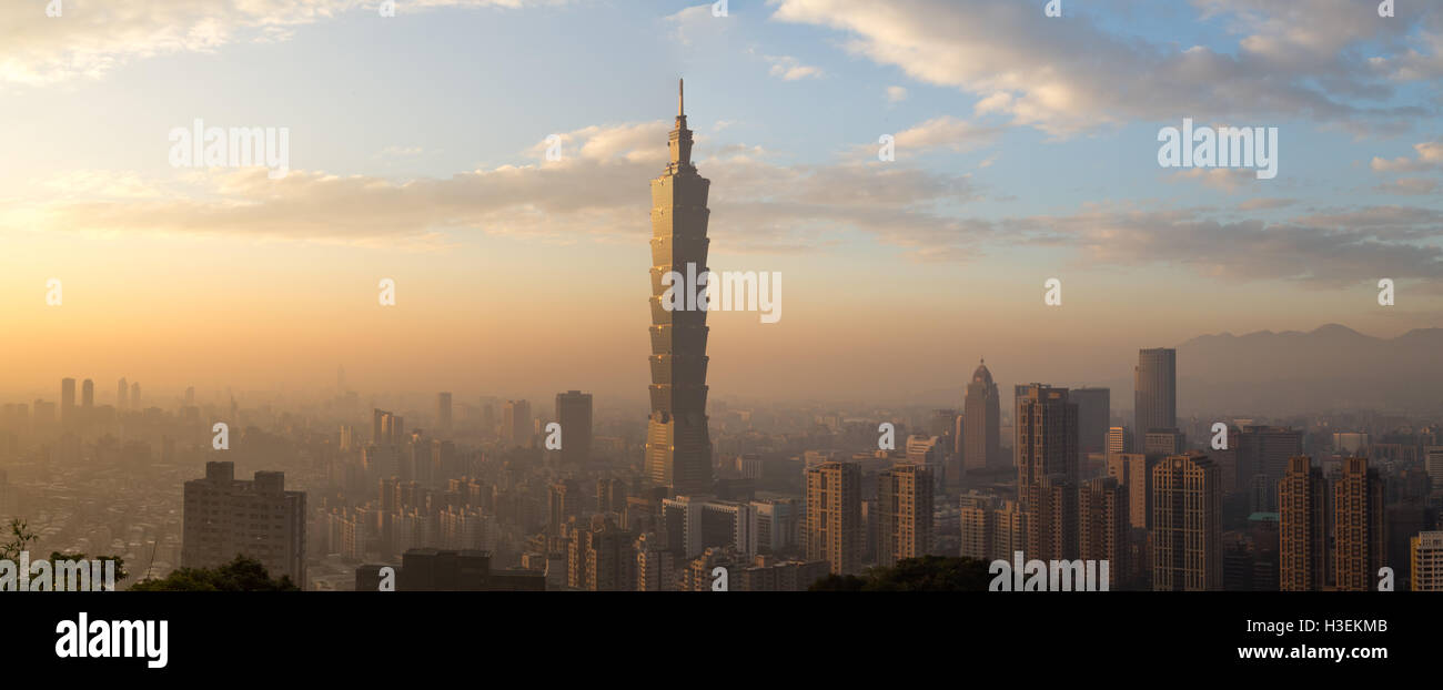 Taipeh, Taiwan - 5. Januar 2015: Panoramablick auf Taipei Stadt Skyline bei Sonnenuntergang Stockfoto