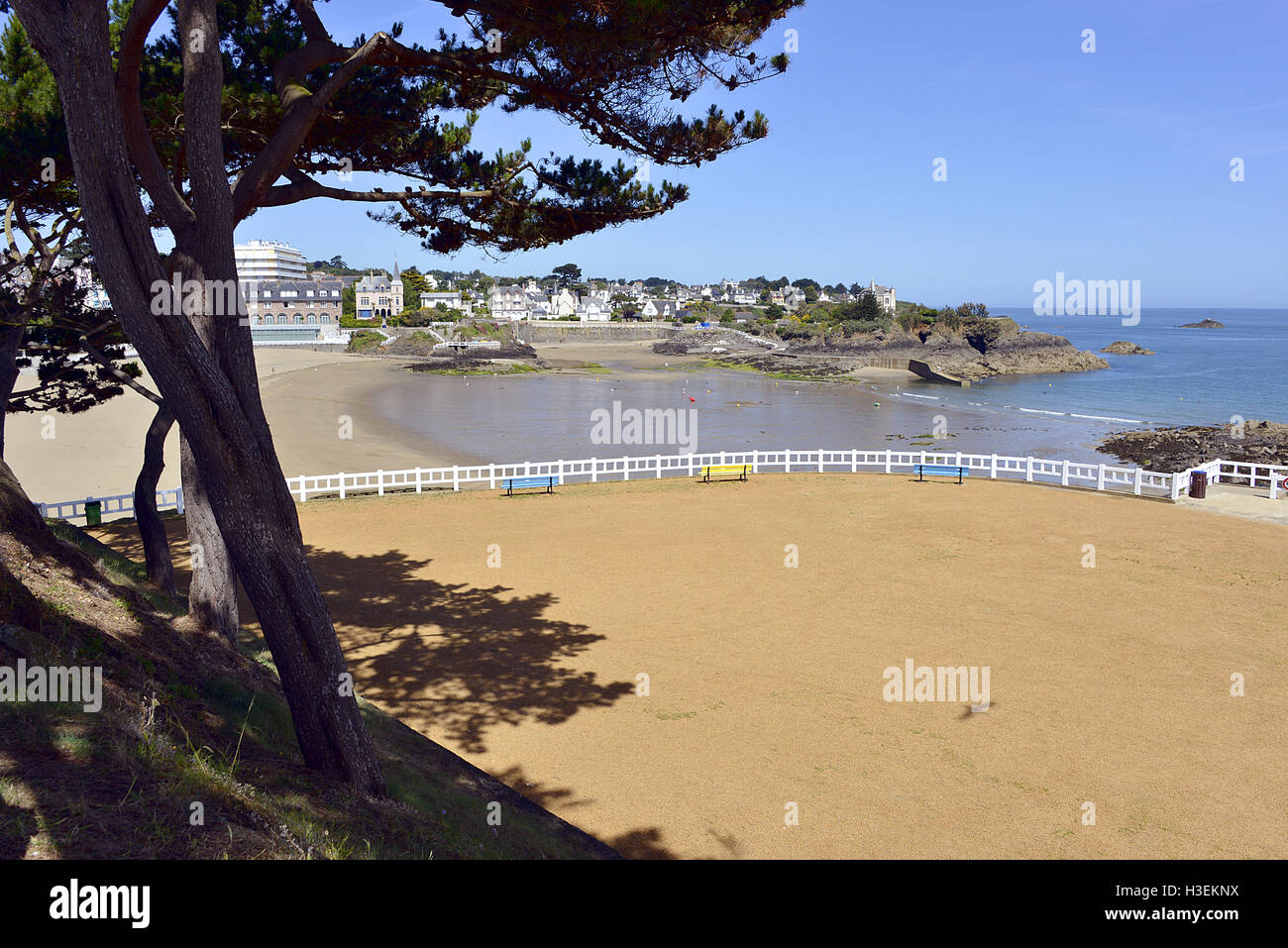 Strand und Stadt von Saint-Quay-Portrieux, Gemeinde im Département Côtes-d ' Armor Bretagne im Nordwesten Frankreichs. Stockfoto