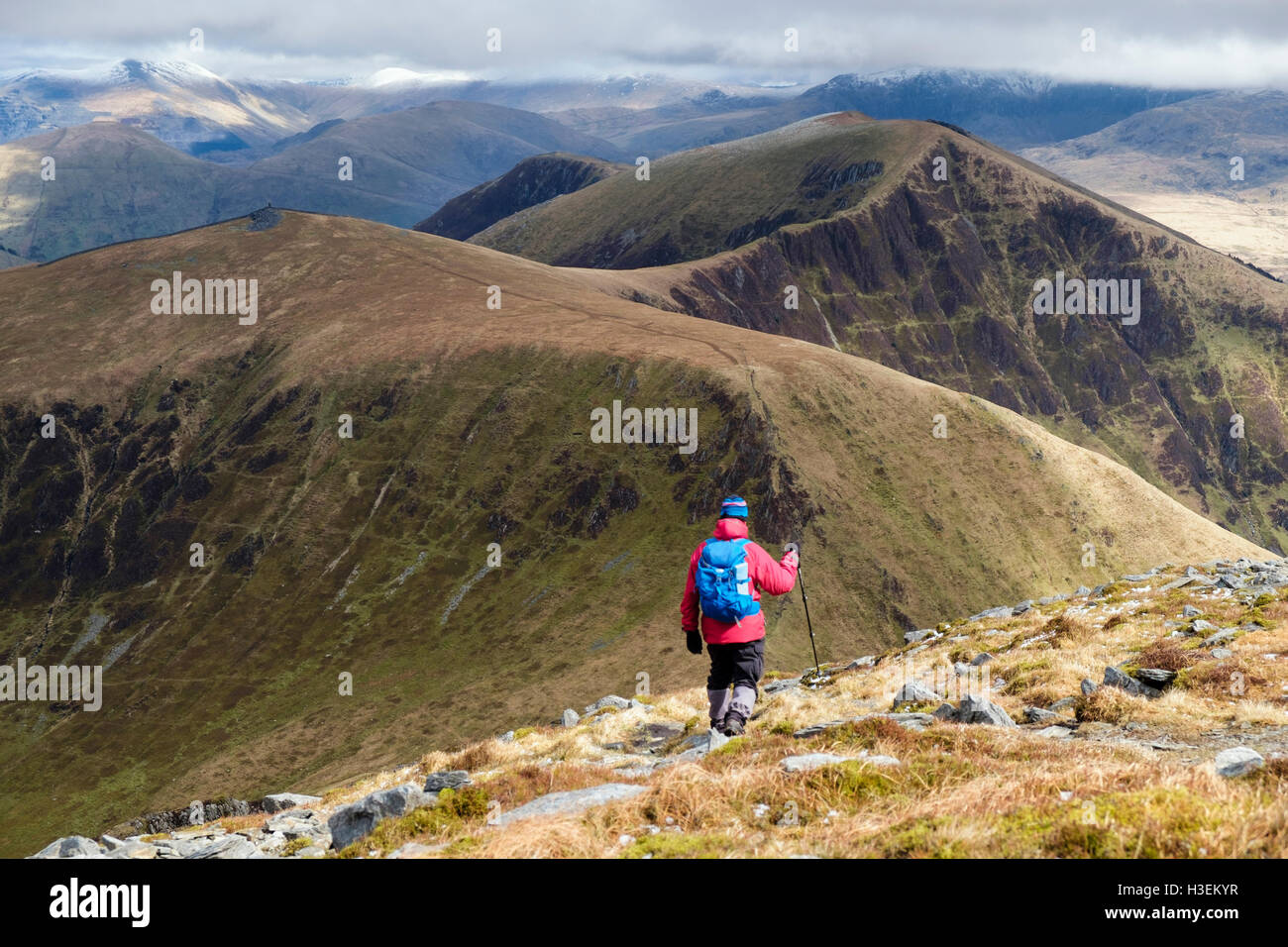 Einsamer Wanderer absteigend Craig Cwm Silyn wandern in Richtung Mynydd Tal-y-mignedd ein Berg auf Krippe Nantlle Ridge in Snowdonia National Park. Wales UK Stockfoto