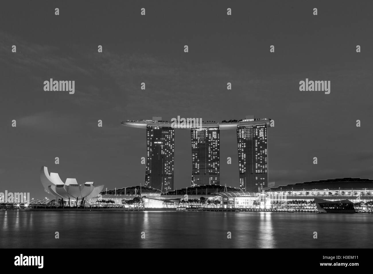 Singapur, Singapur - 30. Januar 2015: schwarz-weiß-Aufnahme von Marina Bay Sands Hotel bei Nacht Stockfoto