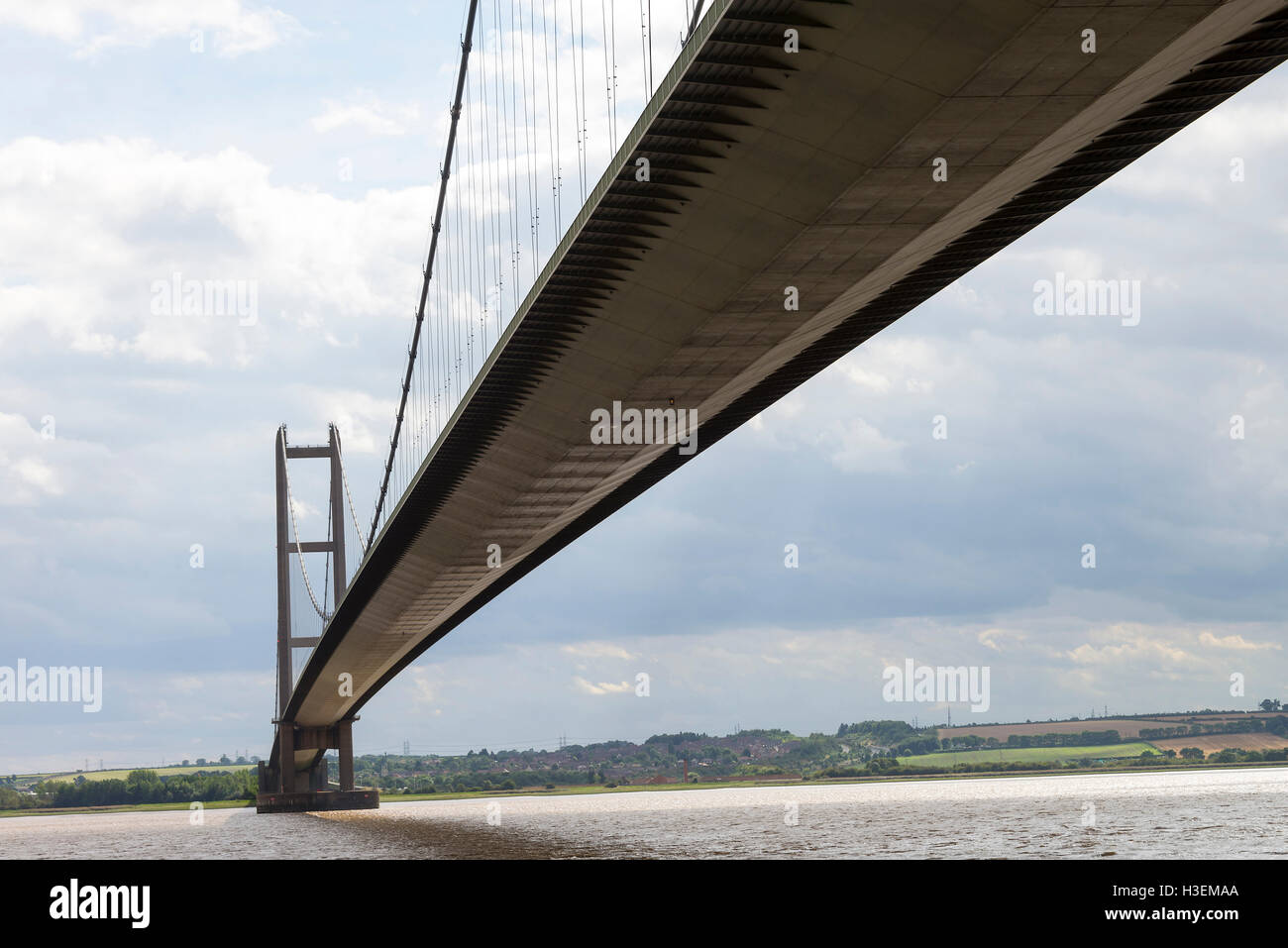 Die Unterfahrbahn der Humber Suspension Bridge über den Fluss Humber in Richtung Lincolnshire von Yorkshire England Großbritannien Stockfoto