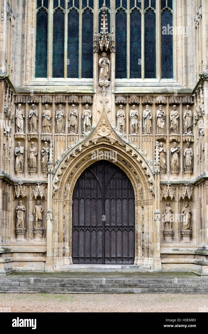 Der Haupteingang Tür zur schönen Berverley Minster Parish Church in Beverley East Yorkshire England Vereinigtes Königreich Stockfoto