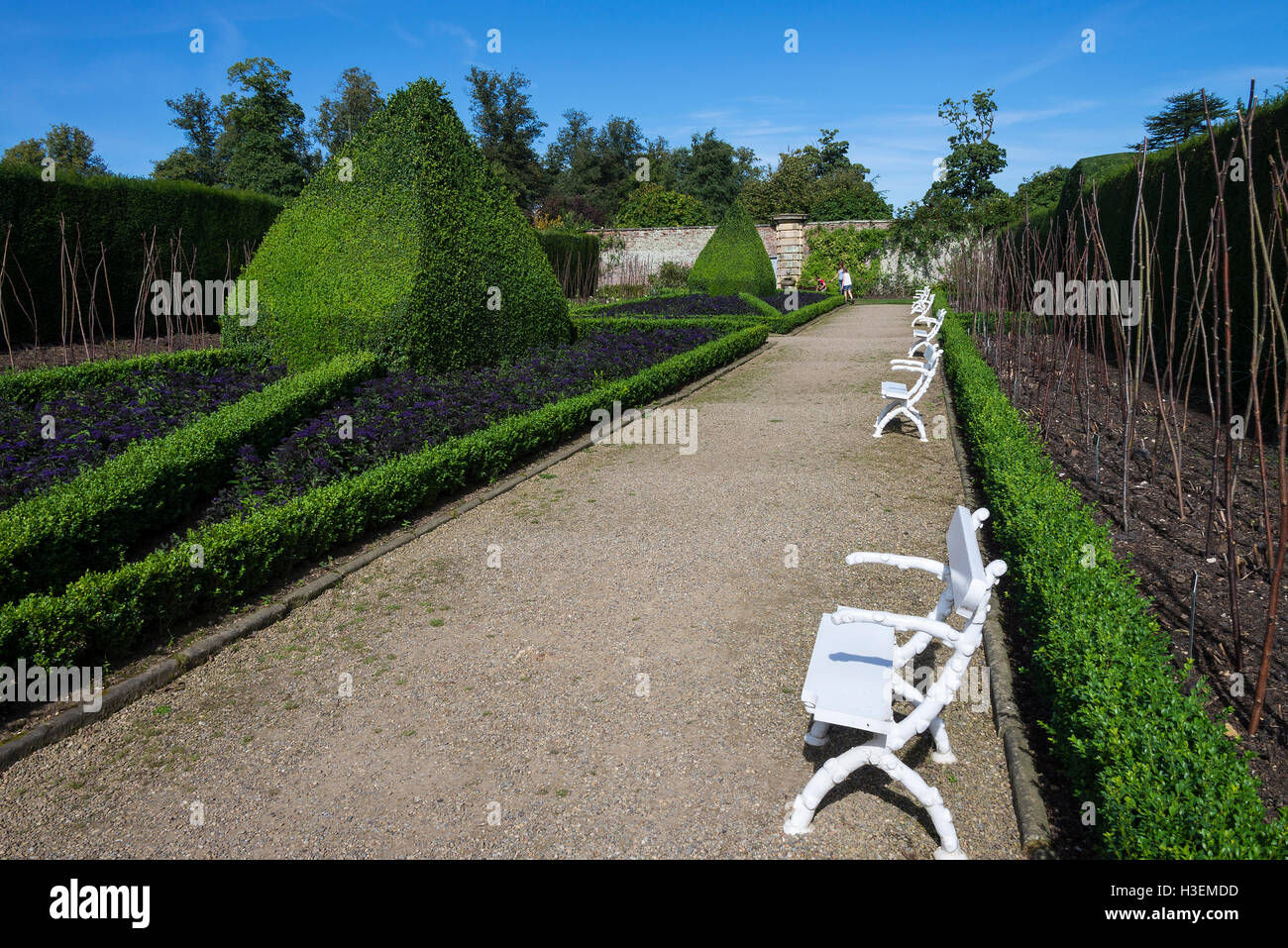 Leere weiß lackiert Sitzbänke in die schöne Walled Garden im Castle Howard in der Nähe von York North Yorkshire England Vereinigtes Königreich UK Stockfoto