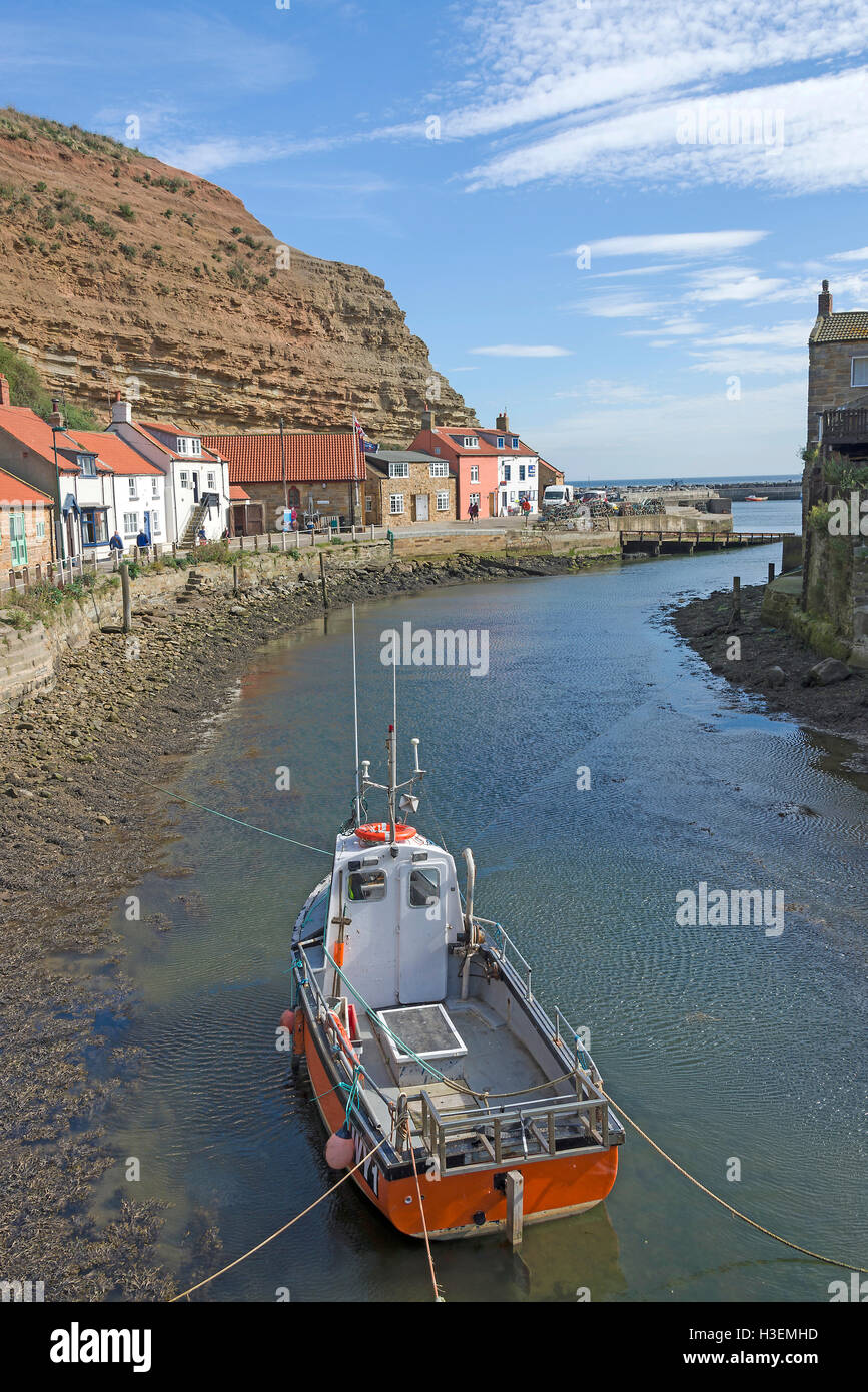Staithes Beck mit Fischerbooten im Hafen von Staithes North Yorkshire England Vereinigtes Königreich UK Stockfoto