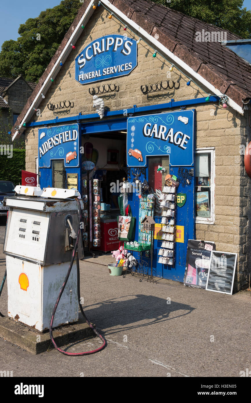 Aidensfield Garage und Scripps Bestattungsunternehmen in Goathland Dorf North Yorkshire England Vereinigtes Königreich UK Stockfoto